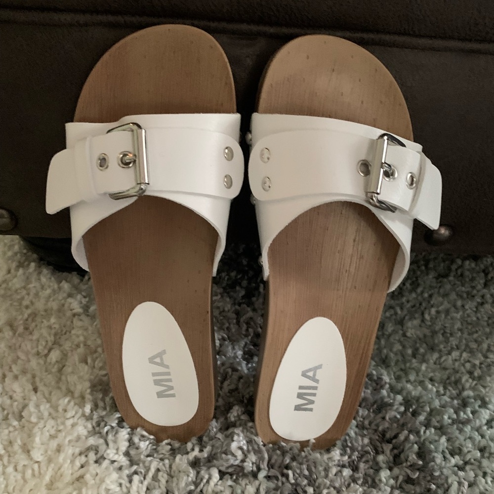 Mia sandals
